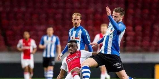 他在门线上 他在门线上